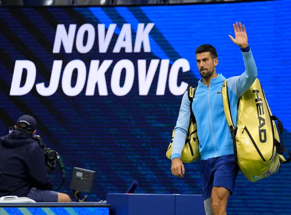 Djokovic steps out in Shanghai streets for a fun photo shoot